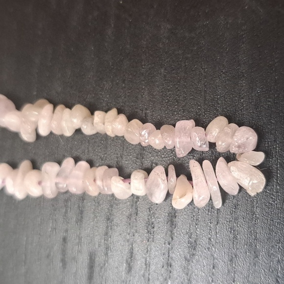 String of polished Kunzite gemstone chips - Picture 4 of 5